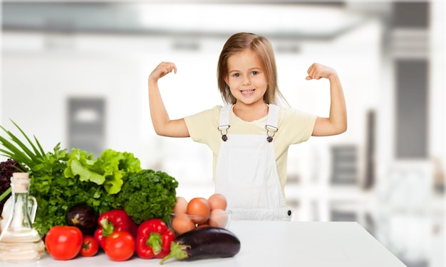 Portrait d'une adorable petite fille préparant des aliments sains dans la cuisine