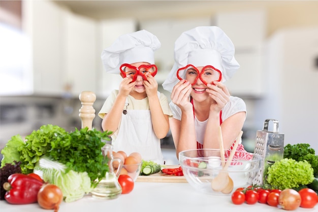 Portrait d'une adorable petite fille et de sa mère cuisinant ensemble