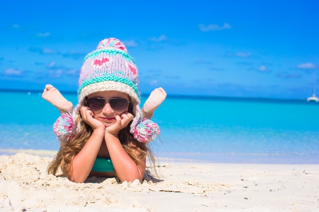 Portrait de l'adorable petite fille en vacances d'été à la plage blanche