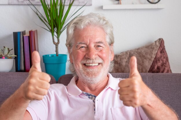 portrait d'adulte souriant bel homme barbu senior avec les deux pouces vers le haut concept de positivité