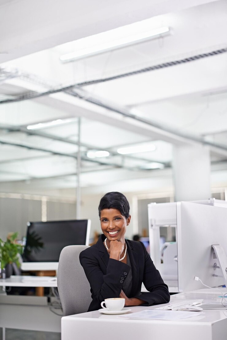 Photo portrait d'affaires et femme indienne heureuse avec ordinateur au bureau pour la lecture de courriels ou la planification avec du café visage souriant et consultante féminine avec ordinateur pour le rapport de recherche ou la communication avec le client