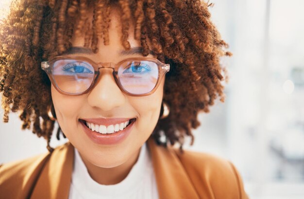 Portrait d'affaires et femme noire avec des lunettes dame confiante et bonheur pour la croissance des bénéfices joyeux et succès Visage consultante et entrepreneur heureux avec des lunettes de sourire ou de gestion