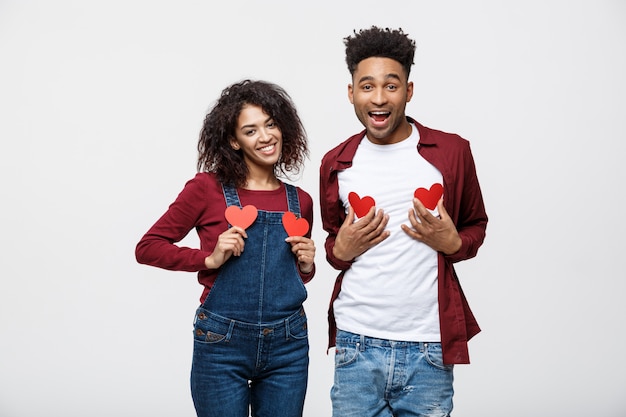 Portrait, de, afro-américain, gai, couple, tenue, rouges, papier, coeur, apprécier, debout, debout