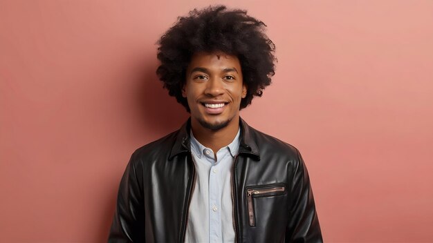 Portrait d'un Afro-Américain heureux dans une veste en cuir