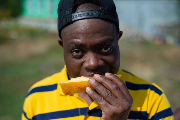 Portrait, afro-américain, manger, a, melon