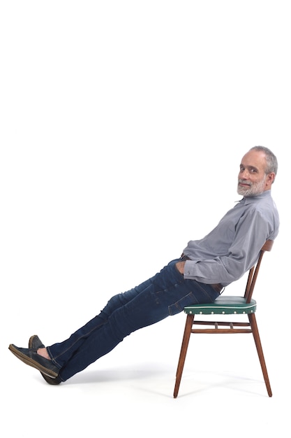 Portrait d'âge moyen allongé sur une chaise