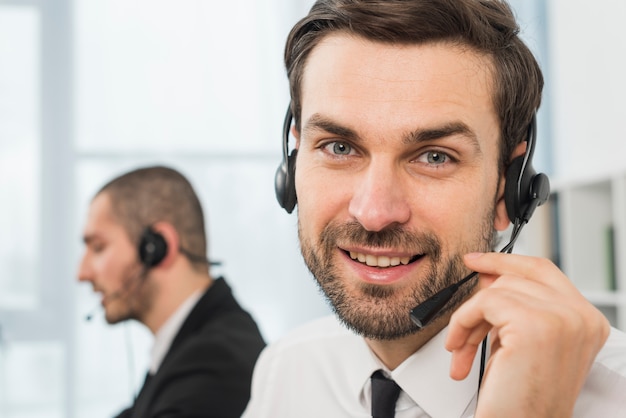 Portrait d&#39;un agent de centre d&#39;appel masculin