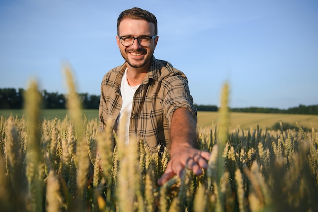 Portrait d'agriculteur dans un champ de blé