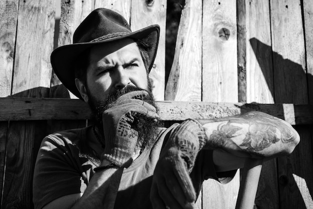 Portrait d'agriculteur dans la ferme sur fond de campagne Scène rurale Ouvrier agricole écologique Cowboy occidental