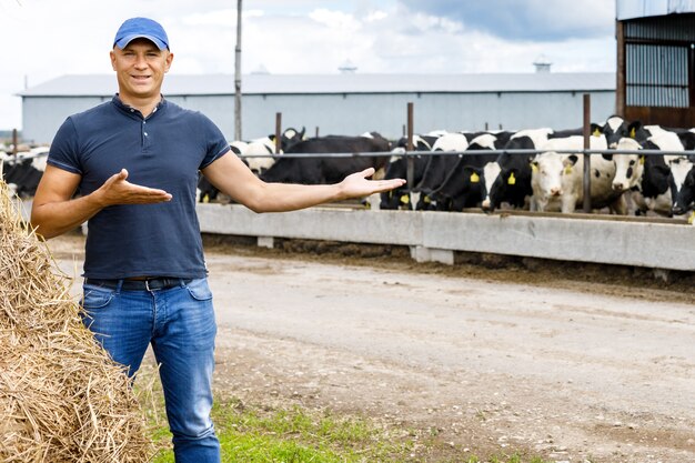 Portrait d'agriculteur sur fond de troupeau d'élevage