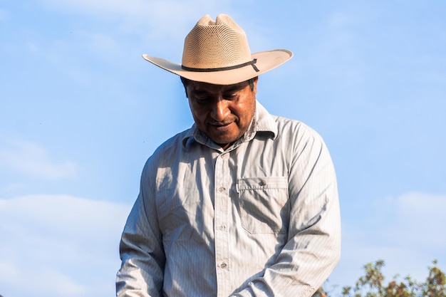 Portrait d'un agriculteur mexicain plantant des haricots avec passion