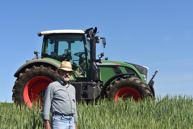 Portrait d'un agriculteur sur le terrain