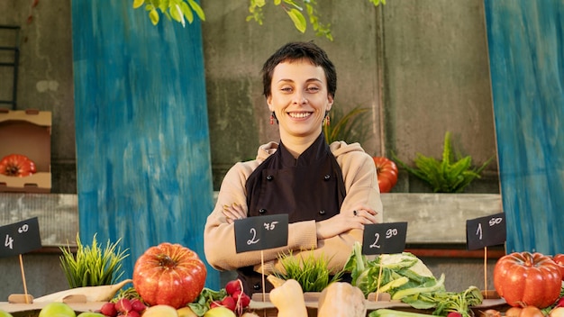 Portrait d'une agricultrice vendant des produits sains sur le marché local, montrant des fruits et légumes écologiques de saison au marché des agriculteurs. Jeune vendeur se préparant à vendre des aliments bio bio.