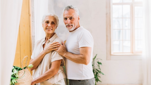 Portrait d&#39;aimer heureux couple de personnes âgées