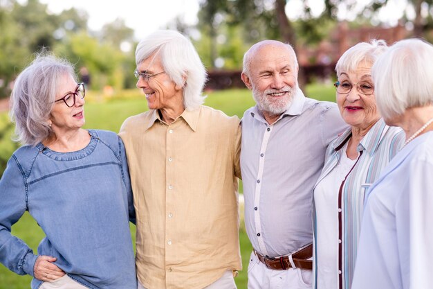 Portrait d'amies debout dans un parc