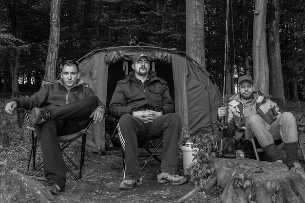 Photo portrait d'amis campant dans la forêt