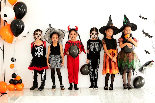 Photo portrait d'amis debout contre le mur pendant halloween.