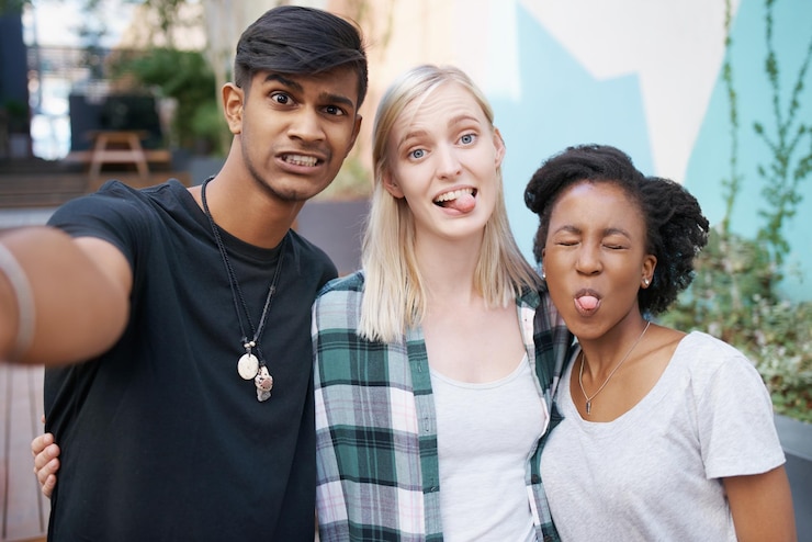Photo portrait d'amis faisant des grimaces