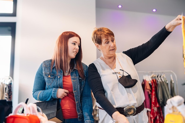 Photo portrait d'amis féminines debout dans le bureau