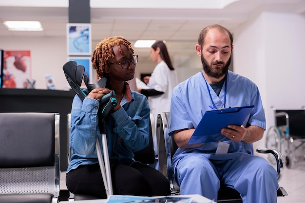 Photo portrait d'amis féminines travaillant au bureau