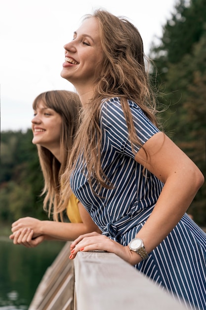 portrait d'amis de femmes élégantes dans la nature