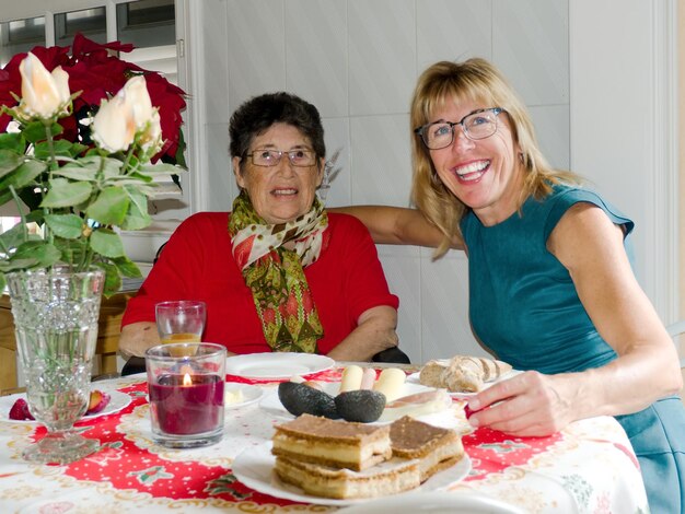 Photo portrait d'amis joyeux assis dans un restaurant