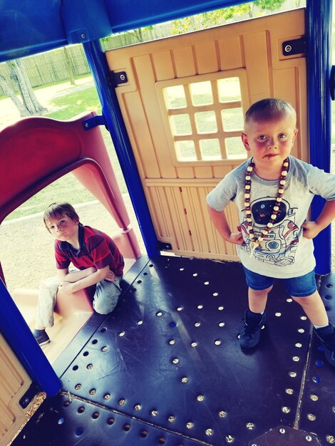 Photo portrait d'amis mignons dans une maison de jouets