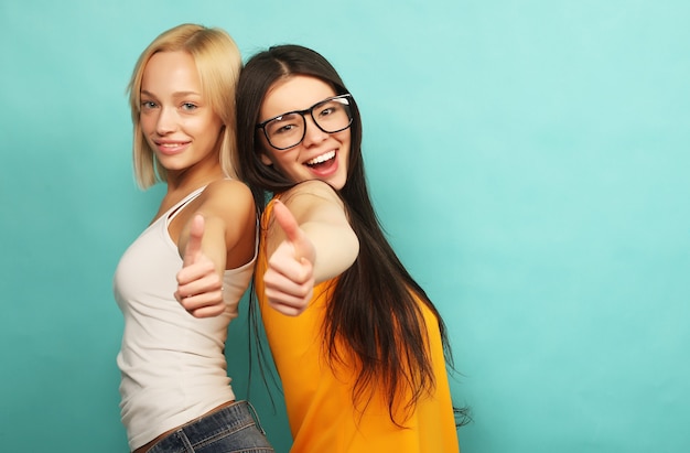 Portrait d'amis positifs de deux filles heureuses.