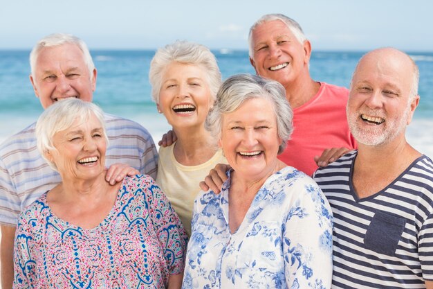 Portrait d'amis seniors à la plage