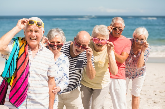 Portrait d'amis seniors à la plage