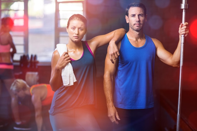 Portrait d'amis sérieux en forme dans la salle de sport