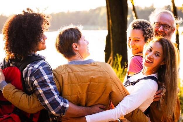 Portrait d'amis souriants assis dans un parc