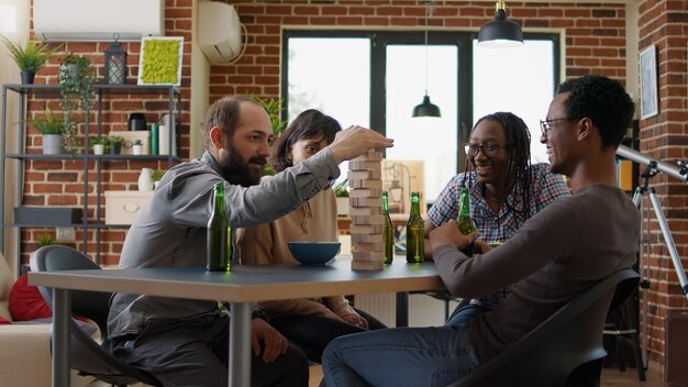 Photo portrait d'amis souriants assis sur une table