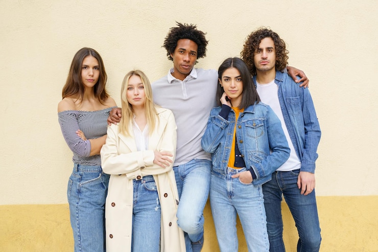 Photo portrait d'amis souriants debout contre le mur