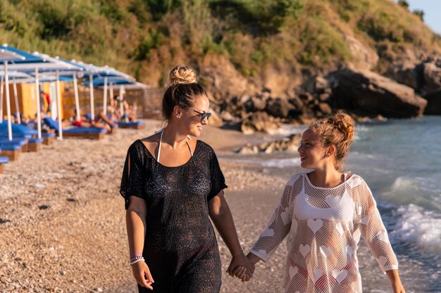 Photo portrait d'amis souriants debout sur la plage