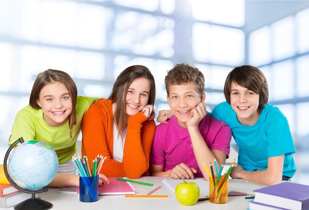 Portrait d'amis souriants profitant de leur journée à l'école