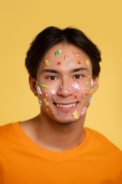 Photo portrait amusant avec des décorations collées sur le visage