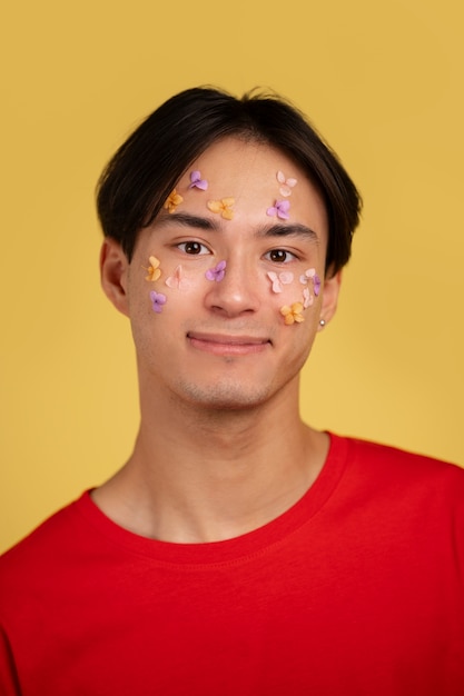 Photo portrait amusant avec des décorations collées sur le visage