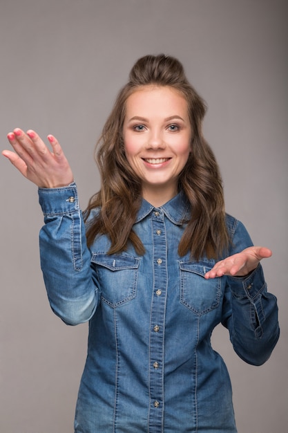 Portrait d'amusant élève fille