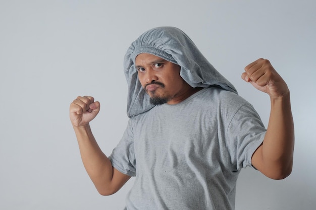 Portrait amusant d'un homme portant un pantalon dans la tête avec un geste fort de la main