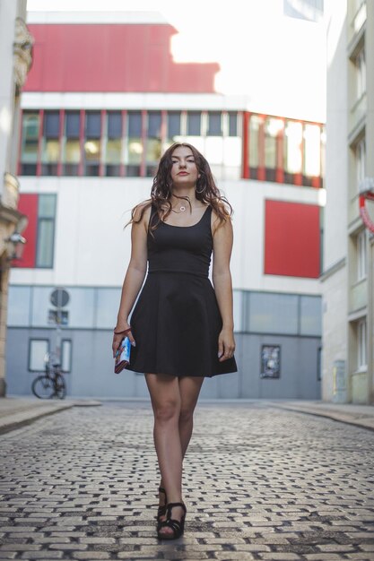 Photo portrait à angle bas d'une femme marchant dans la rue en ville