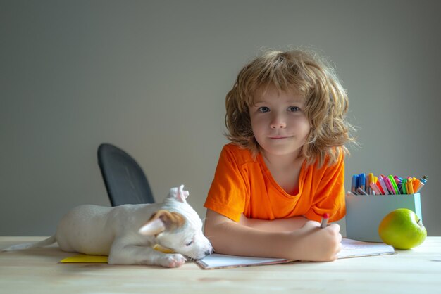 Portrait d'apprentissage à domicile d'un enfant faisant ses devoirs au concept de l'école