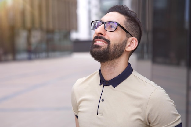 Portrait d'arabe arabe beau jeune homme barbu musulman heureux avec barbe dans des vêtements décontractés