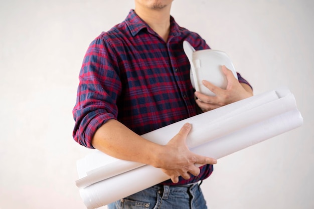 Portrait d'un architecte constructeur étudiant le plan d'aménagement des chambres ingénieur civil sérieux travaillant avec des documents