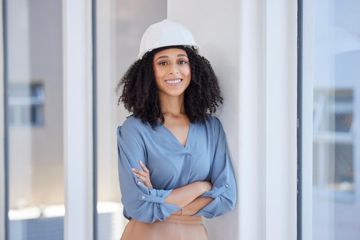 Photo portrait d'architecte de femme et chef de file de l'industrie de la construction d'entreprise avec succès dans un bureau sourire fier et bonheur d'un employé d'une entreprise d'ingénieur en architecture prêt pour le travail de projet de sécurité