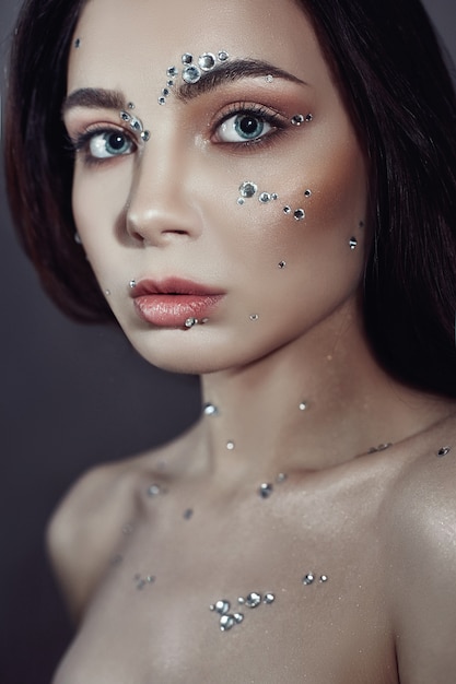 Portrait d'art femme gros cristaux strass face