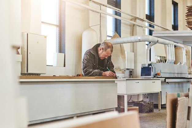 Portrait d'un artisan occupé travaillant à son poste de travail