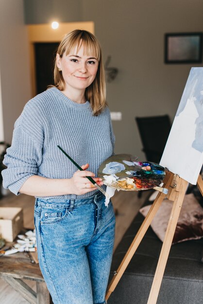 Portrait d&#39;une artiste féminine magnifique travaillant sur un projet artistique sur son studio