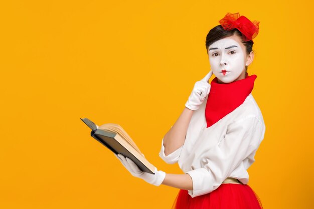 Portrait d&#39;artiste femme mime avec livre