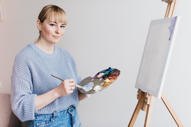 Portrait d&#39;un artiste heureux avec une palette dans les mains sur le premier plan